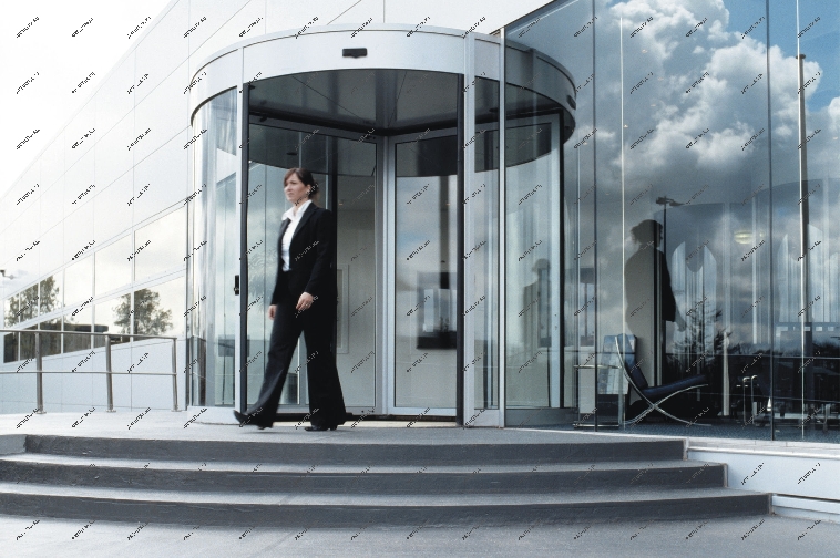 Автоматические револьверные двери могут быть элементом входной группы офисного или торгового центра