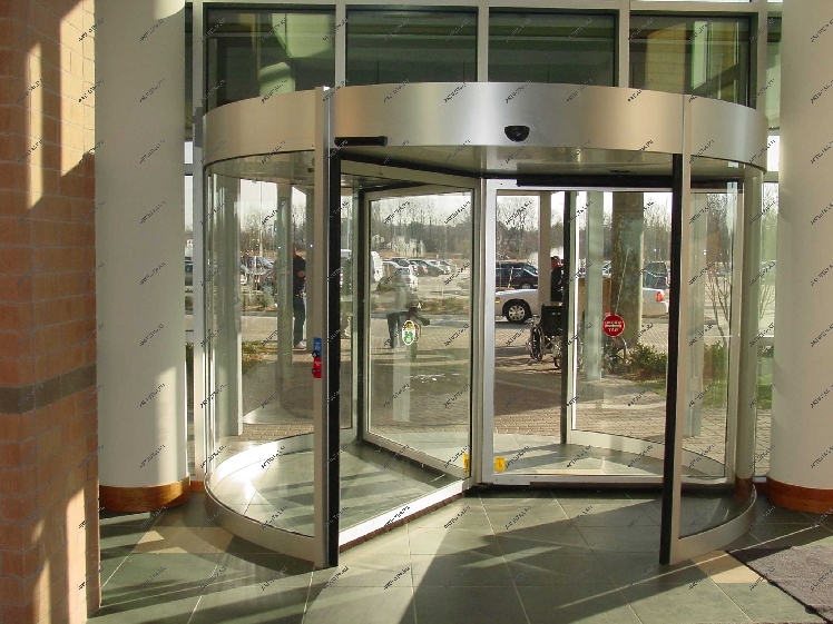 Металлические двери премиум-класса в гостиницу могут быть револьверными - особенно удобно это для заведений с большим потоком клиентов