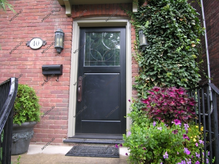 Металлические элитные двери часто украшают витражами и ковкой