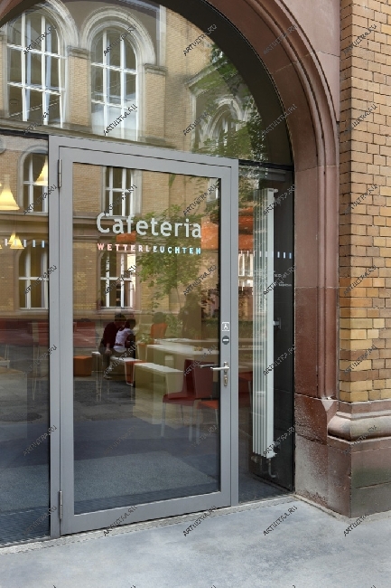 Парадные металлические двери в кафе прекрасно сочетают в себе два современных материала - стекло и сталь