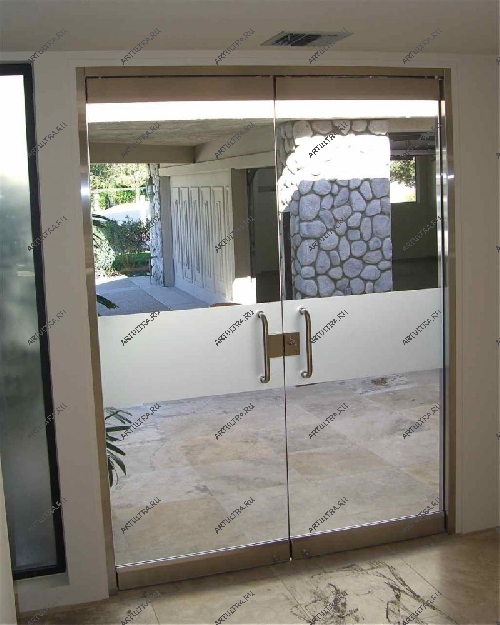 Дорогие входные двери для коттеджа подчеркивают состоятельность хозяев дома