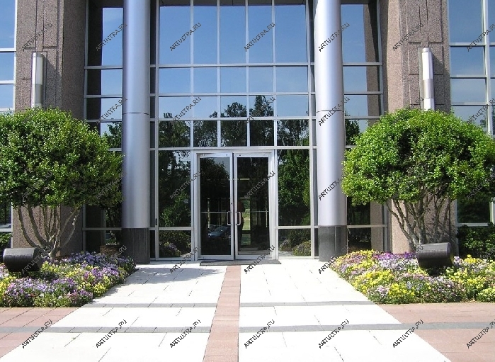 Парадный вход в здание офиса обычно имеет лаконичное оформление, но всегда можно отойти от правил