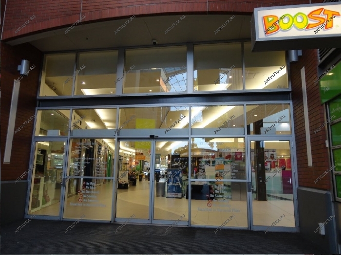 Наиболее распространены двери раздвижного и карусельного типа, они выглядят очень современно