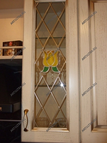 Классические кухонные фасады с витражами отличаются лаконичностью и симметричностью рисунка