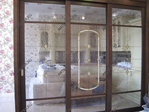 Нежный рисунок витража для кухонной двери подчеркивает воздушность стеклянной перегородки