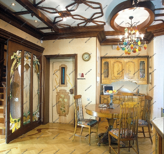 Витраж кухонной двери - незаменимый элемент декора роскошной кухни