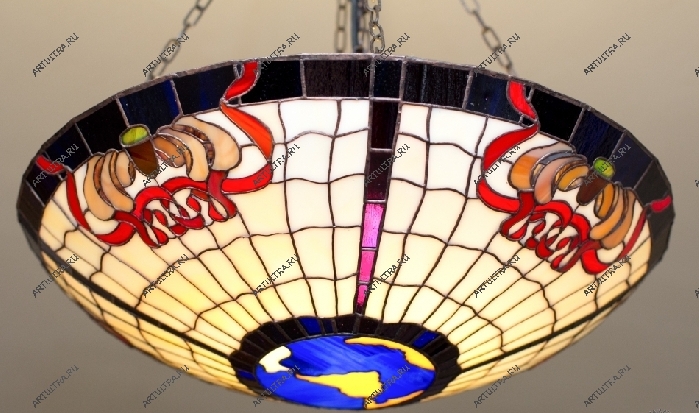 Люстра из витражей фьюзинг имеет массивную конструкцию