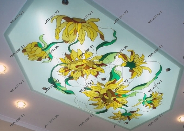 Витражный потолок на кухне с подсветкой