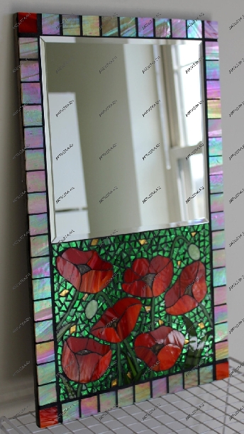 На стоимость пленочного витража на зеркале влияет кропотливость работы: чем больше деталей содержит рисунок, тем выше цена изделия