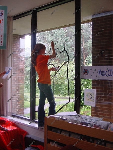 Выполнение росписи на окне