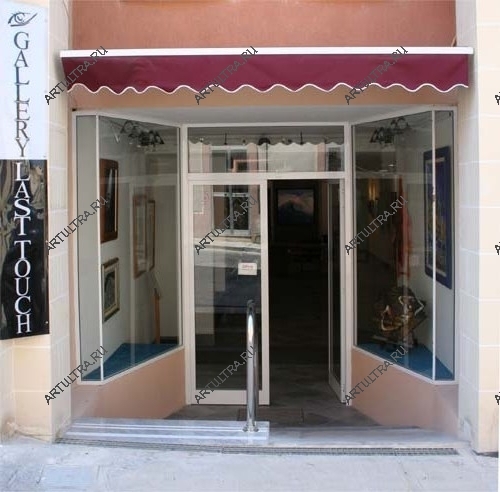 Дизайн входной группы магазина, даже небольшого, можно обыграть весьма интересно