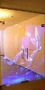 УФ печать на стеклянной двери