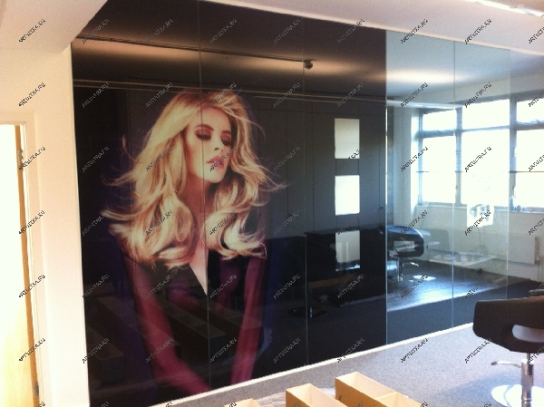 Фотопечать на стекле перегородки в парикмахерской