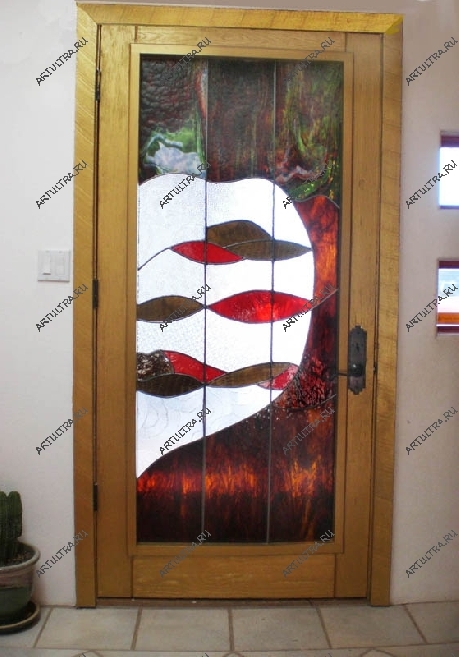 Цена витража Тиффани для дверей зависит от комплекса критериев, особенности которых оговариваются индвидуально