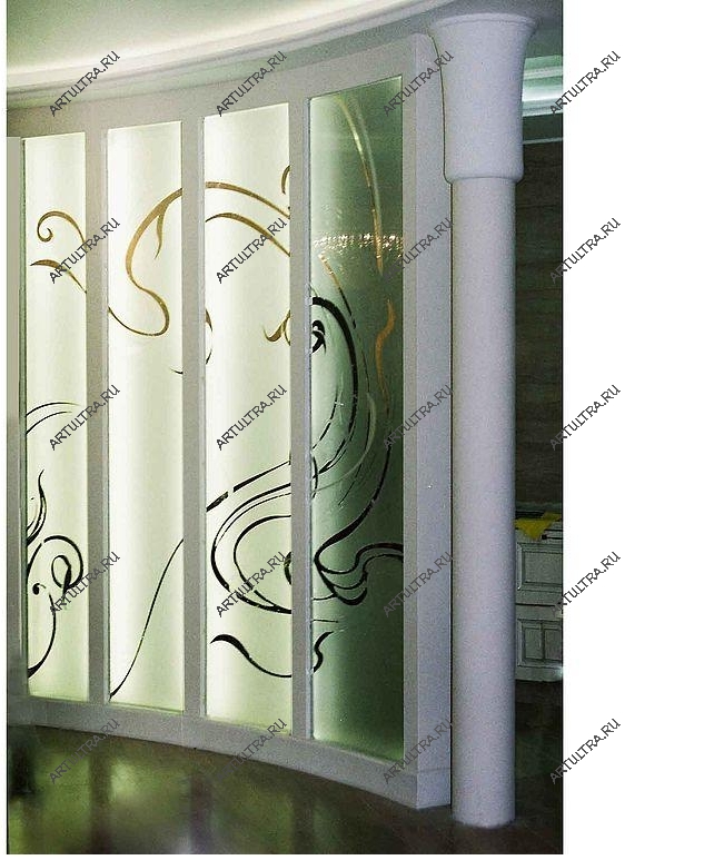 Многообразие эскизов позволяет создавать эксклюзивные витражные перегородки для прихожей