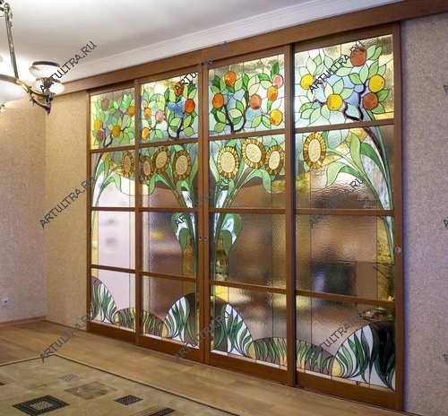 Витражи в межкомнатных перегородках в прихожей подчеркнут оригинальный стиль интерьера