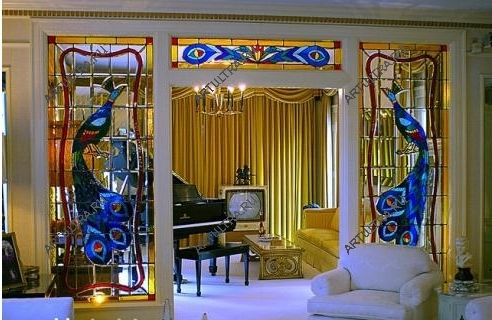 В зависимости от стилистических особенностей интерьера, мы поможем подобрать оптимальный эскиз витража для межкомнатной перегородки для зала