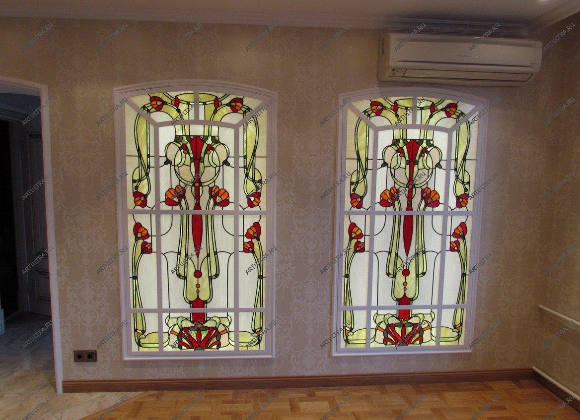 Витражные межкомнатные перегородки для зала могут изготавливаться из различных материалов