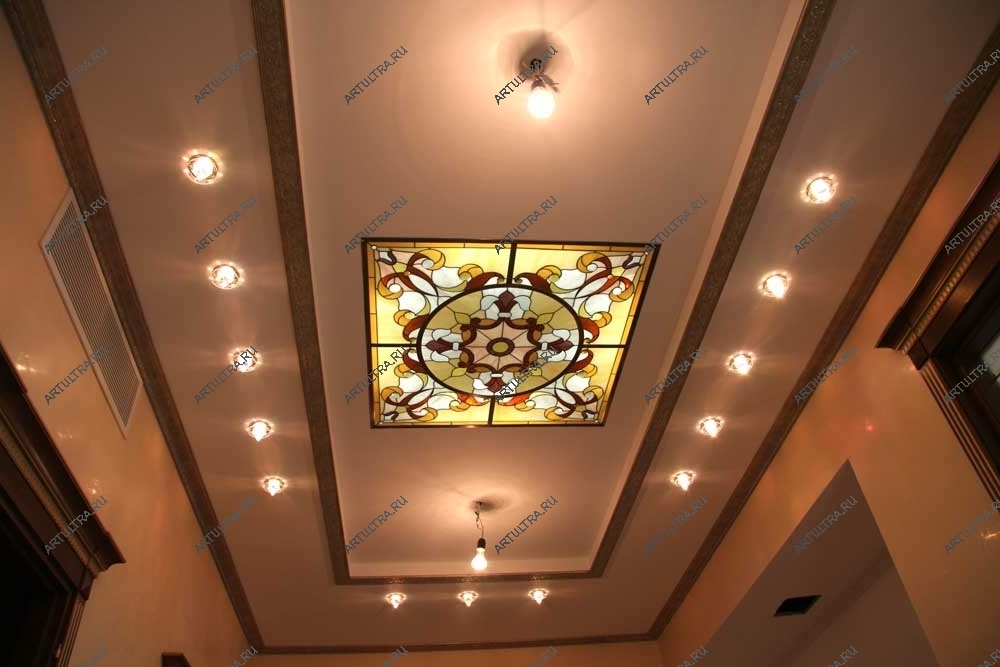 витражный потолок в прихожей