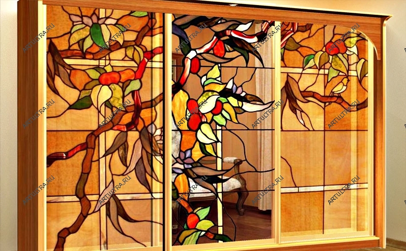Шкаф с витражом Тиффани станет прекрасным украшением любого интерьера