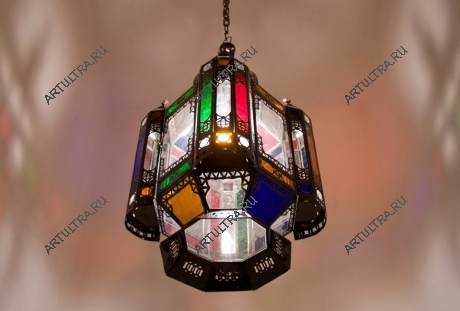 Цветное стекло - прекрасный материал для светильника в восточном стиле.