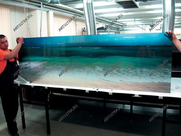 Фотопечать на стекле выполняется с использованием высокотехнологичного оборудования